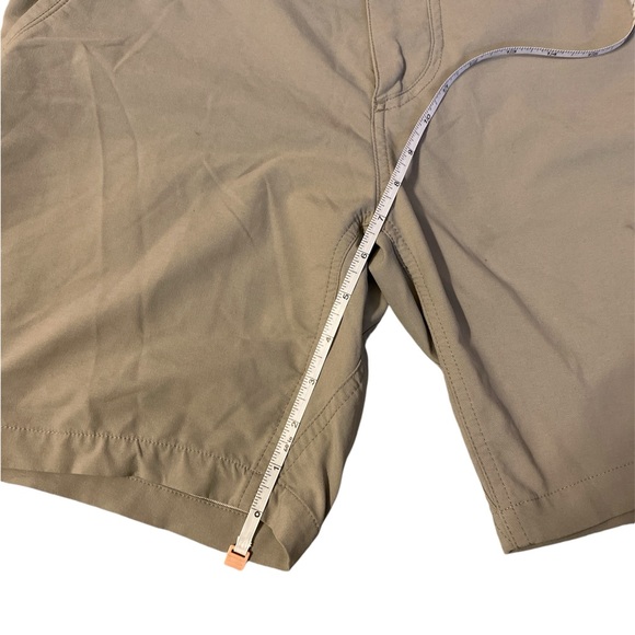 Kuhl 32” khaki shorts nylon-poly blend - Picture 4 of 5